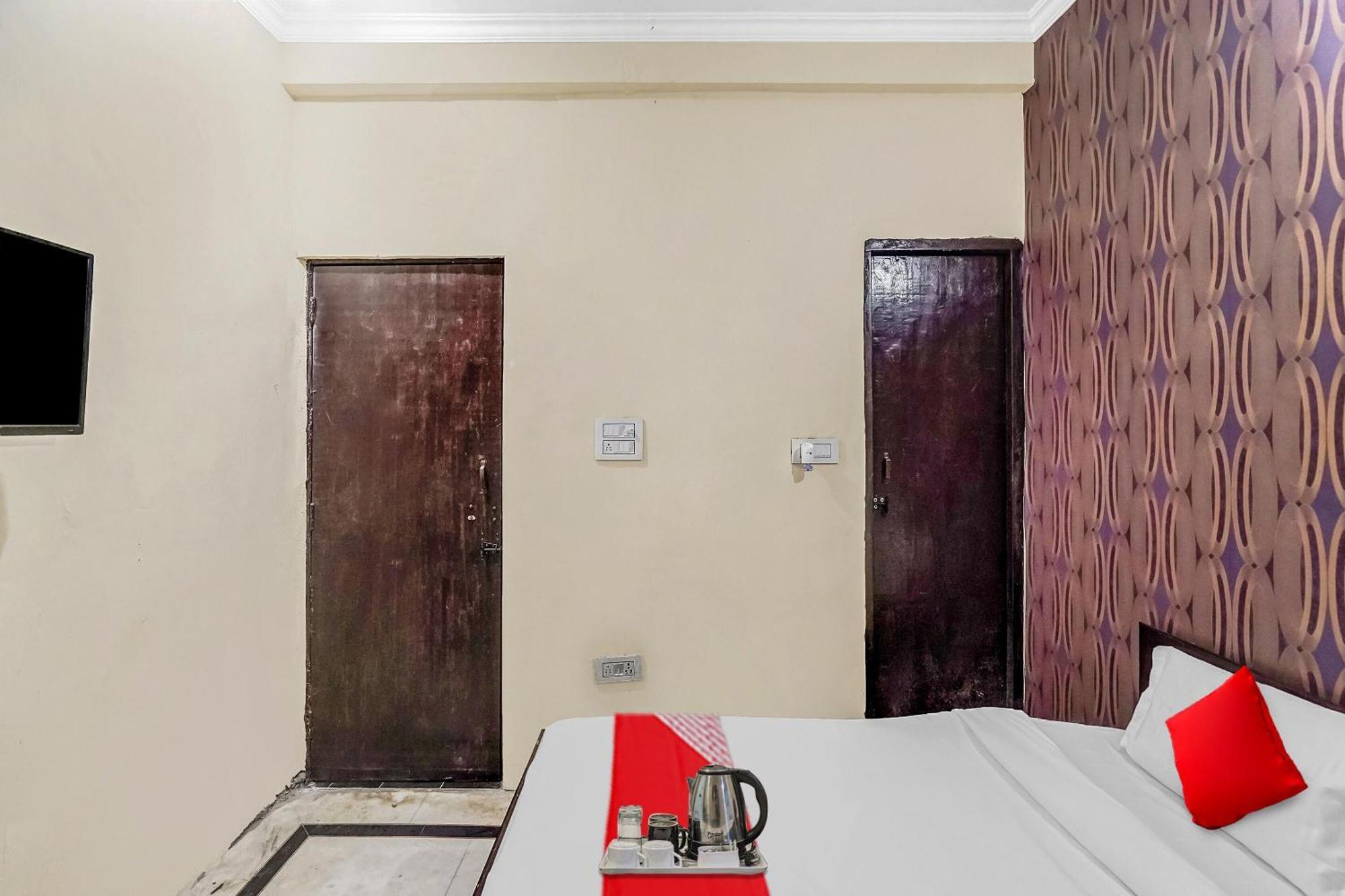Oyo Flagship 70209 Alpha One Greater Noida Exterior photo