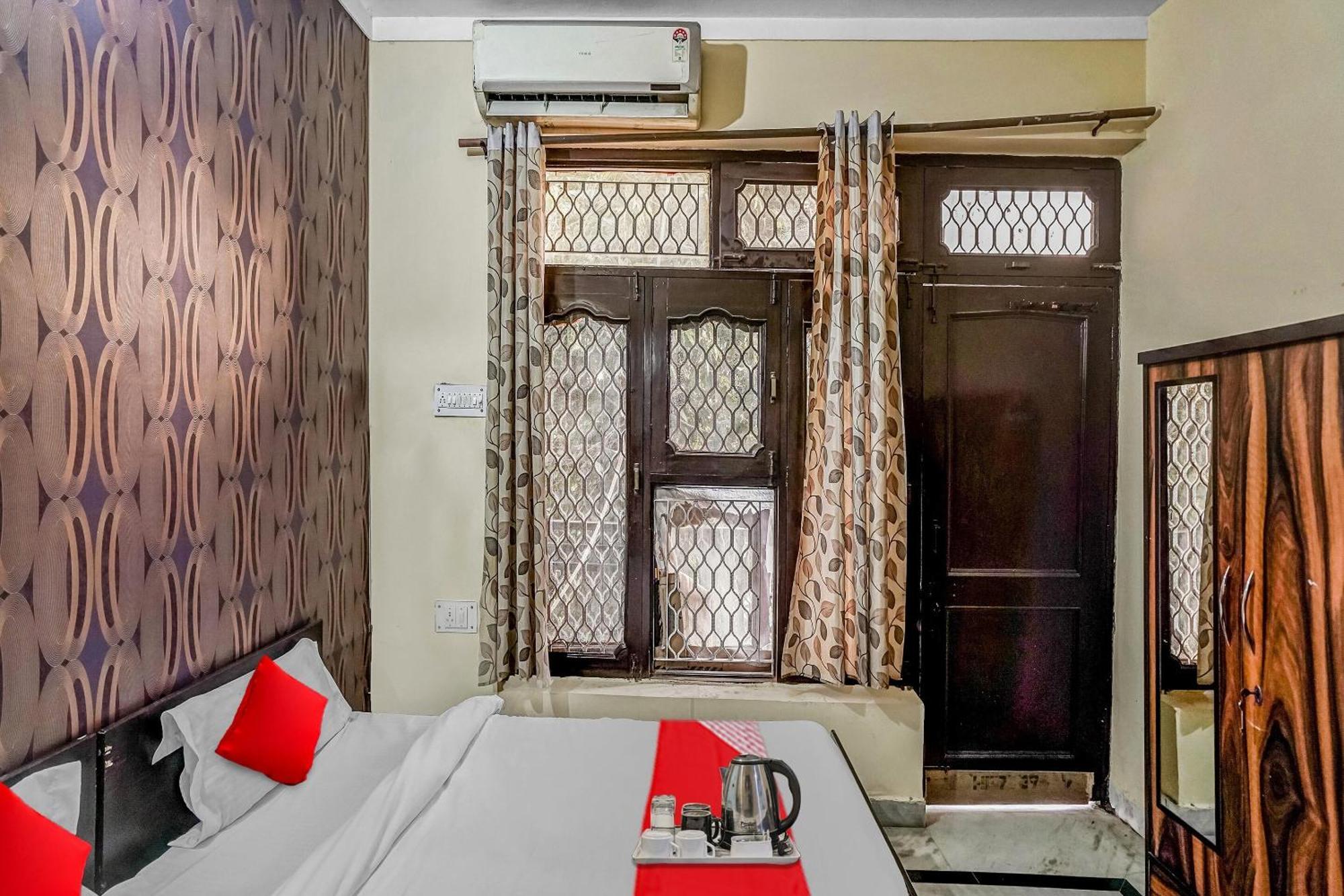 Oyo Flagship 70209 Alpha One Greater Noida Exterior photo